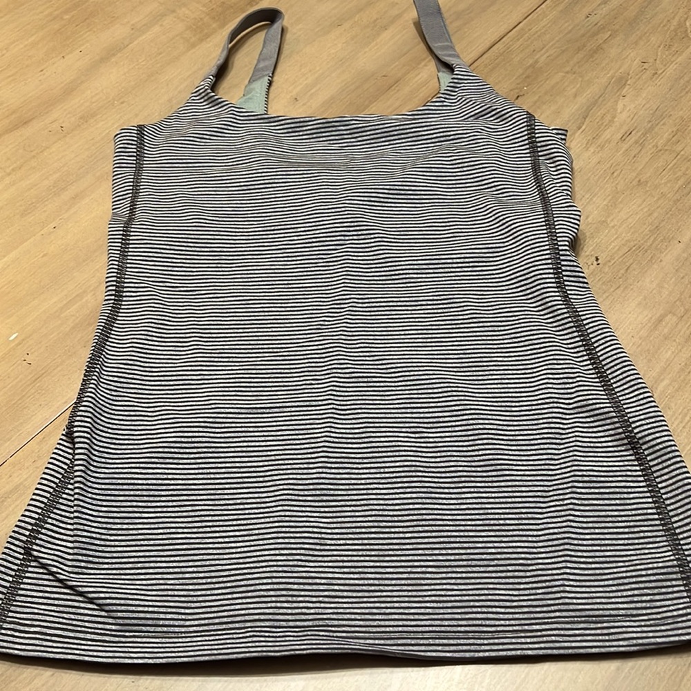 NWOT Lululemon tank top with shelf bra Size 6